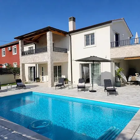 Gaudeo With Pool And Ev Station